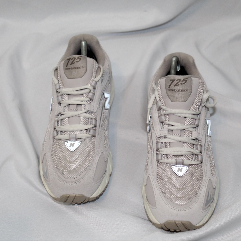 New Balance Unisex 725V1 Shoe Men 9  Women’s 10.5